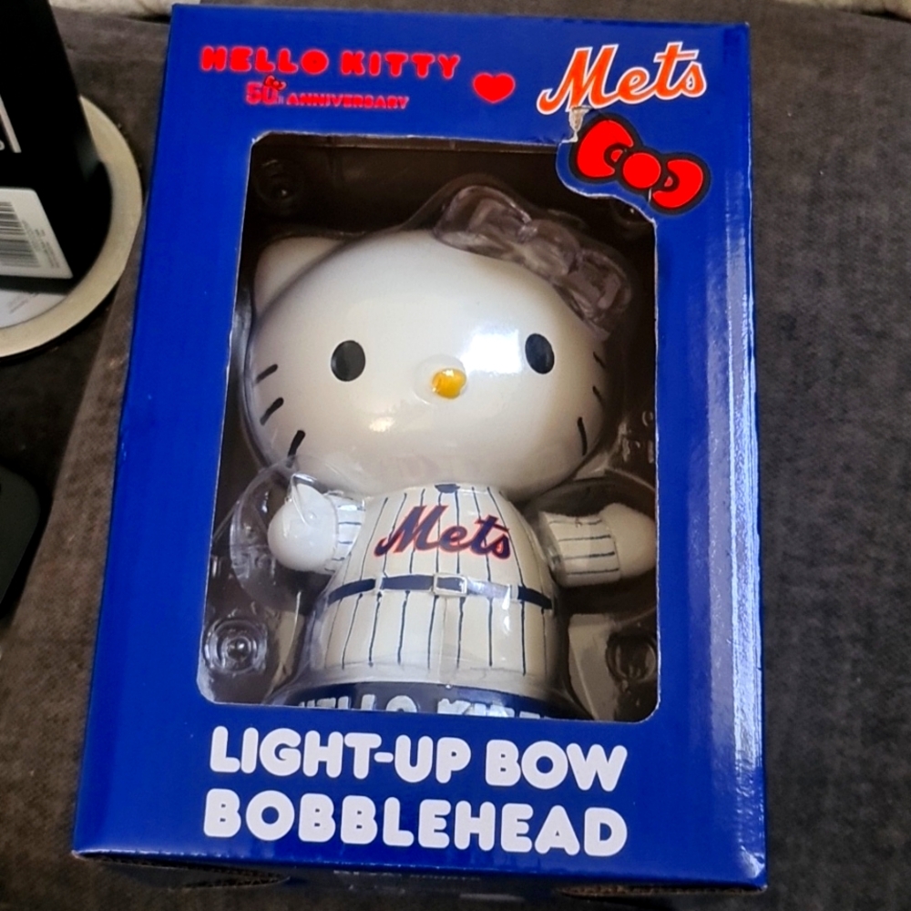 LIMITED EDITION Hello Kitty Mets light up bow Bobble Has